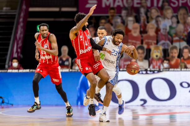 界人士深入 界人士深入