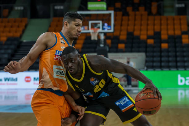 浓眉哥上半场表现抢眼（浓眉哥上半场发挥出色）